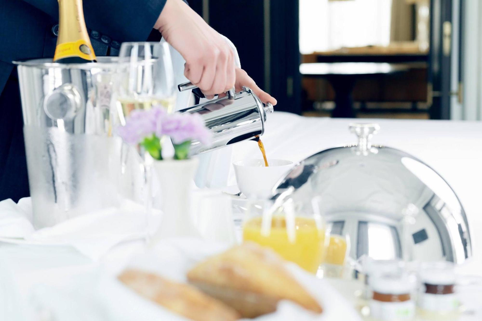 The St. Regis Astana Exterior foto A server pouring orange juice