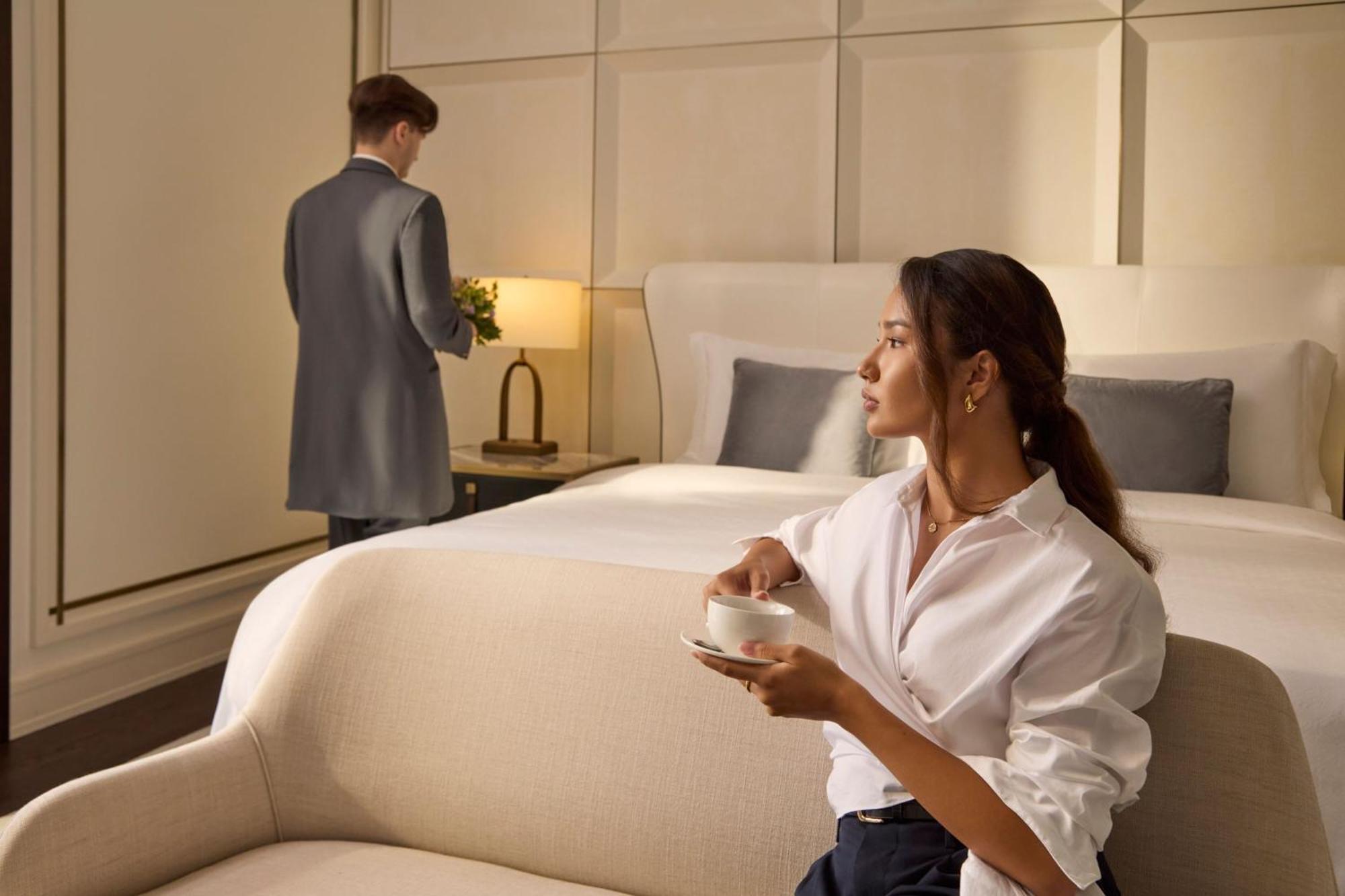 The St. Regis Astana Exterior foto A guest being served by a butler