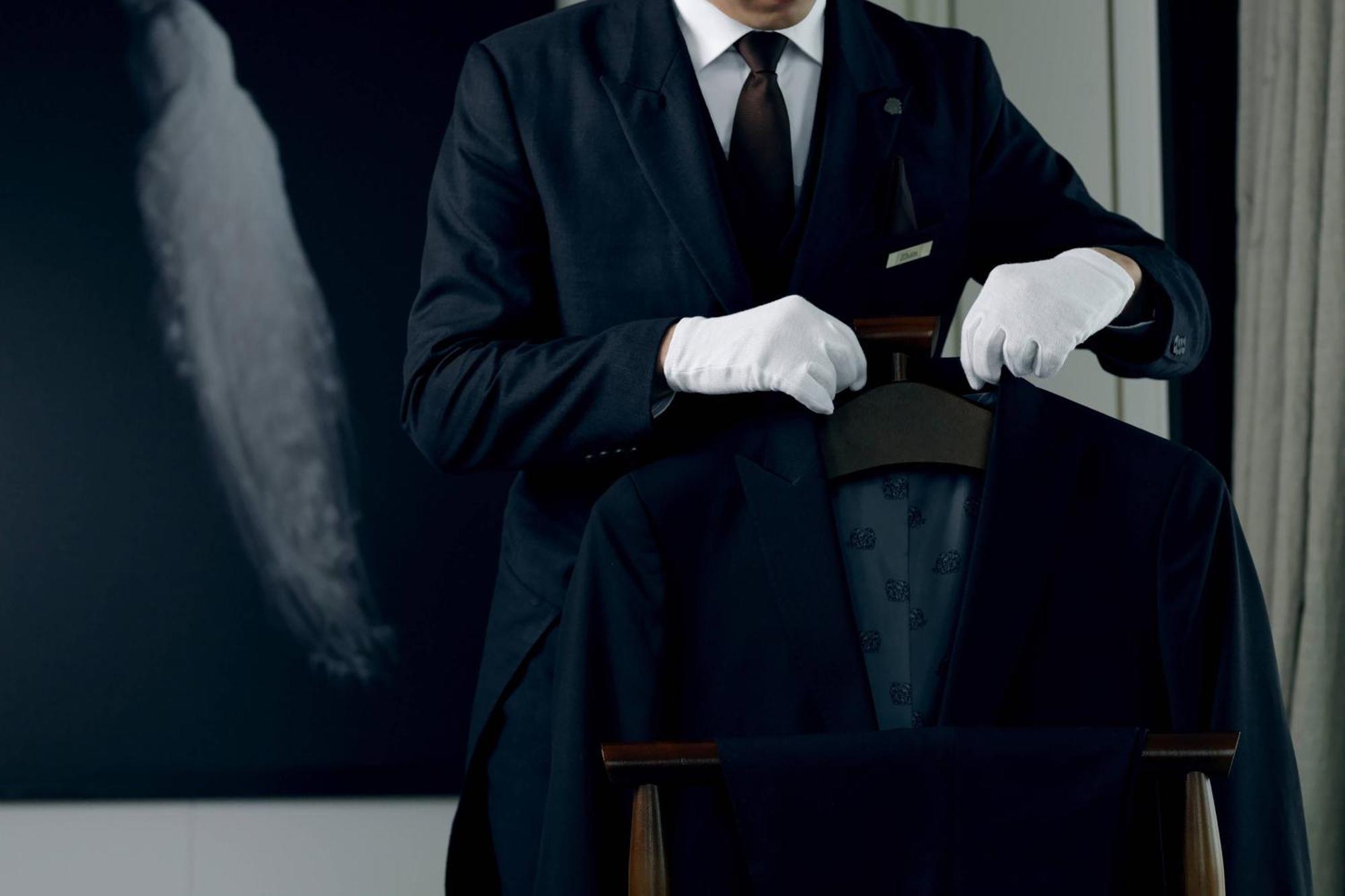 The St. Regis Astana Exterior foto A butler wearing white gloves