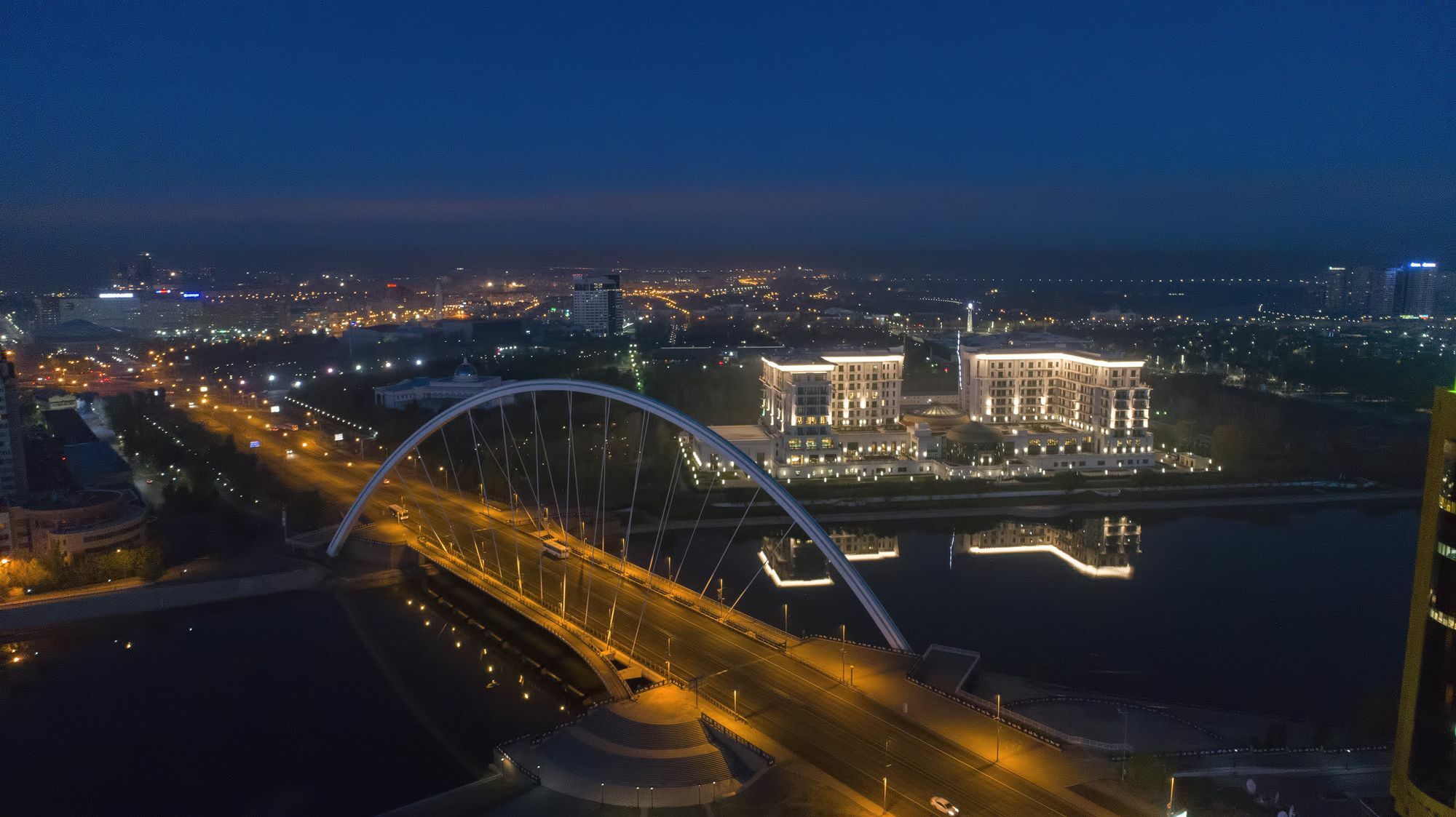 The St. Regis Astana Exterior foto The bridge at night
